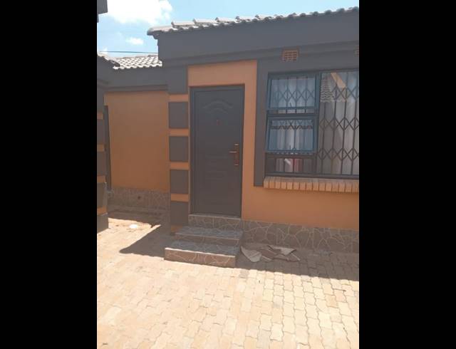 2 BEDROOM HOUSE FOR SALE IN MEADOWLANDS ZONE 10